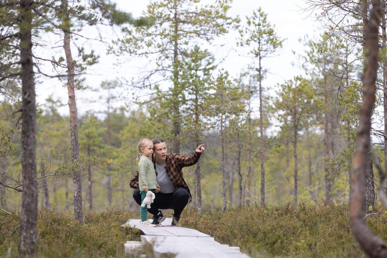 Woman is with a girl in a nature area of Häme.