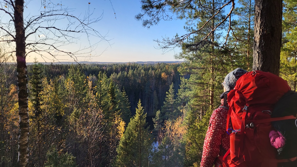 Maisema aukeaa harjun päältä.