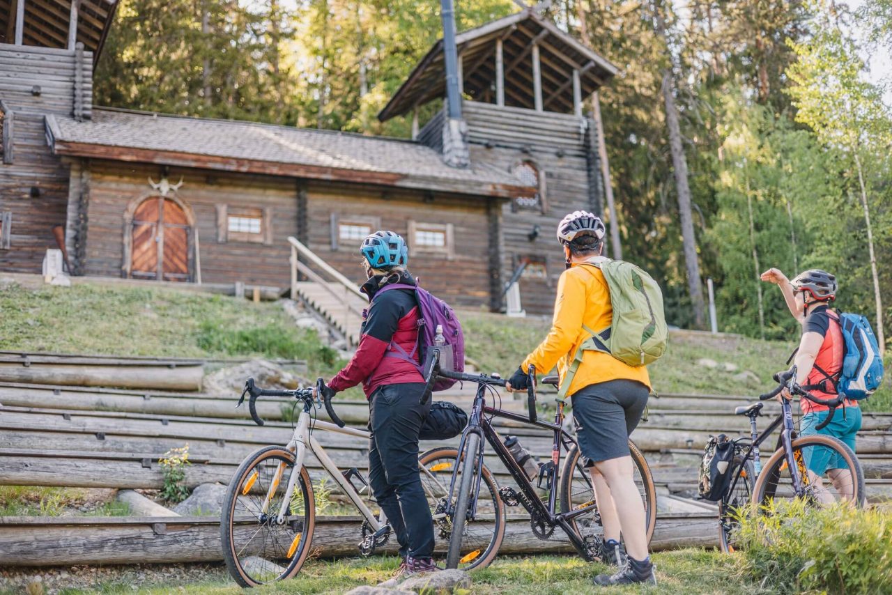 Bikepacking pyöräilijät ovat pysähtyneet Leppäniemen hirsihuviloille ihailemaan Härkälinnaa.