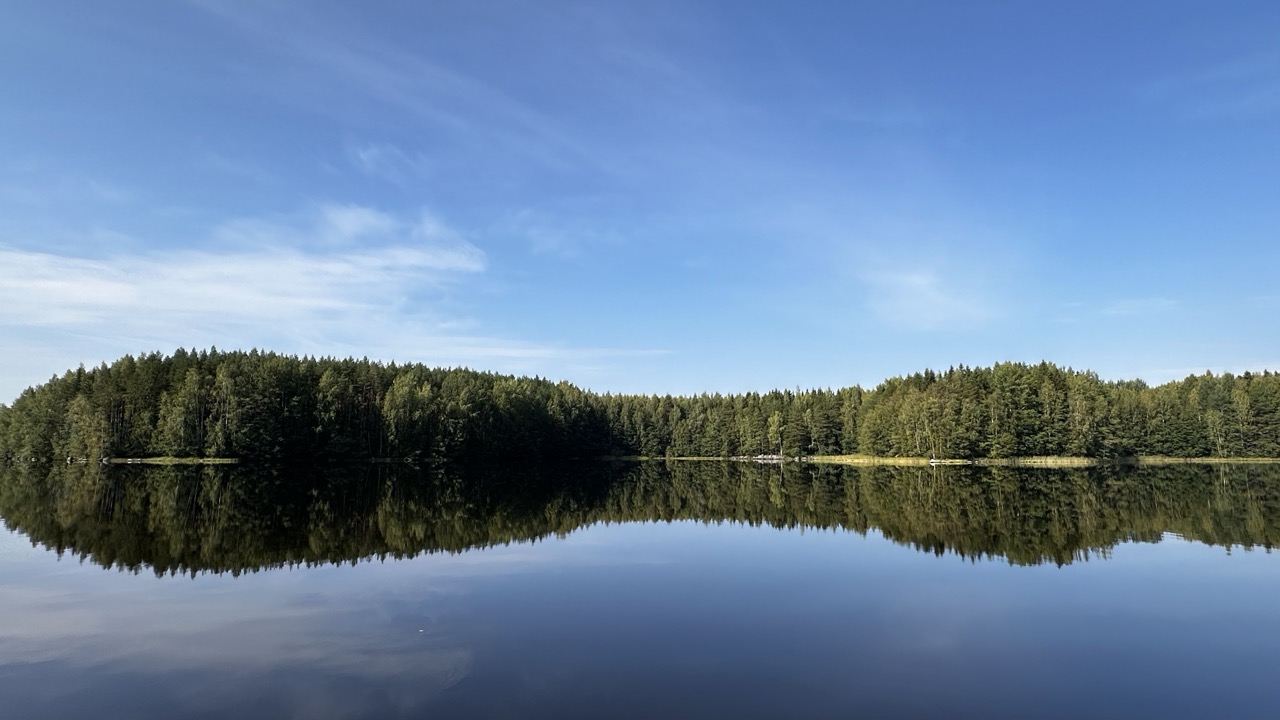 Saari tyynellä järvellä.