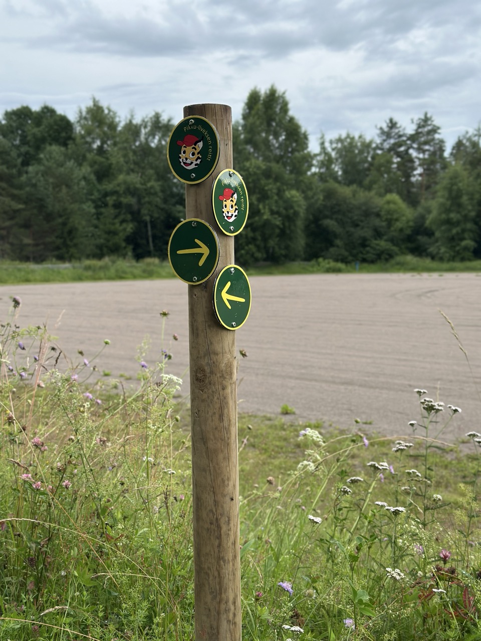 Tolpassa on reittimerkit joissa vihreällä pohjalla ilveksen kuva.